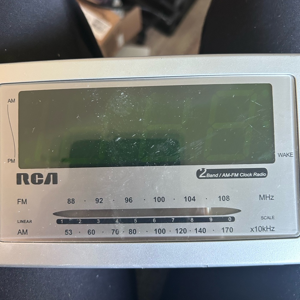 Silver AM/FM Dual Band Clock Radio - RCA